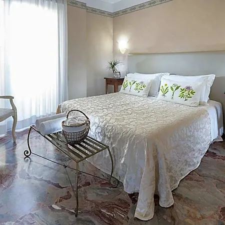 Apollo Hotel 4*