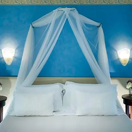 Apollo Hotel 4*
